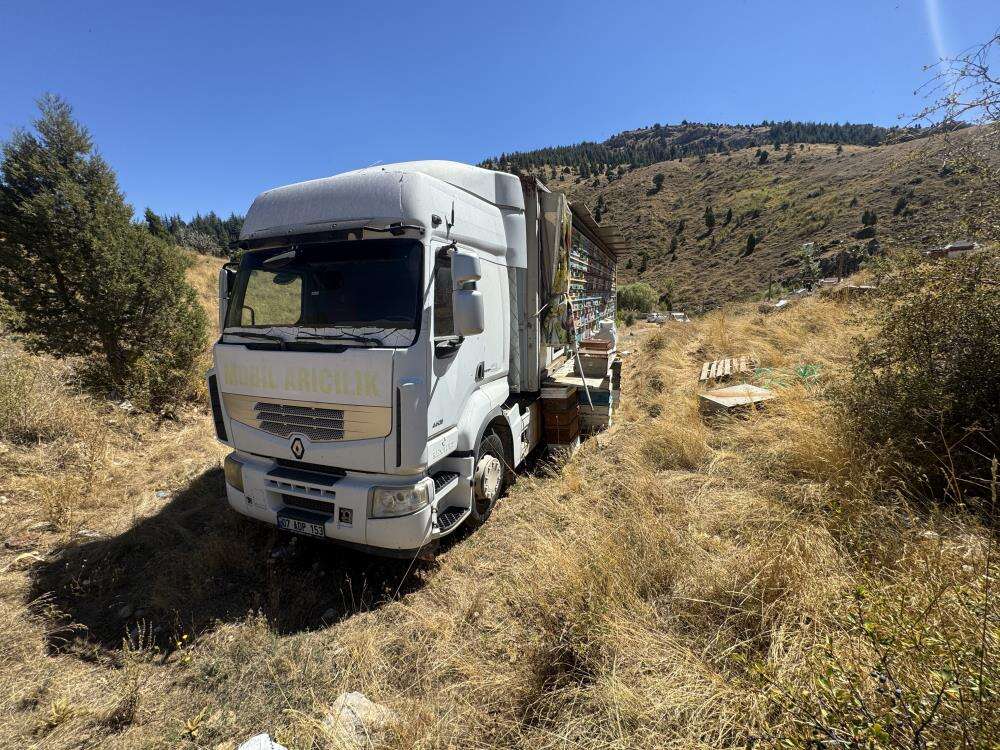 Konya’da TIR’la 2200 rakıma çıkan arıcılardan ezber bozan üretim! 5 ton bekliyor 4